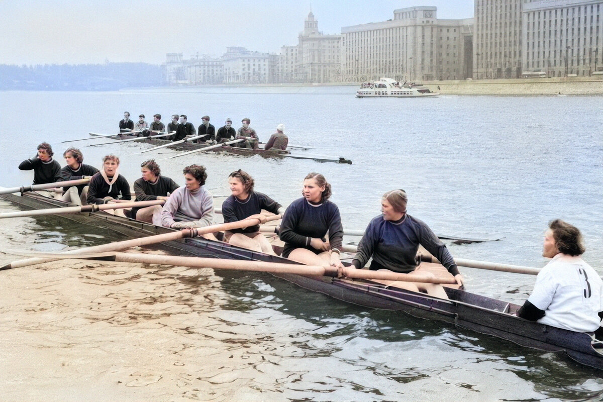 Лодка сборная ссср. Гребля на Москве-реке. Академическая гребля женщины восьмерка в Москве 1963 - 1970 года. 25 Архивных фотографий как выглядели женские спортивные команды СССР. Директор клуба по гребле в Ленинграде в 1983.