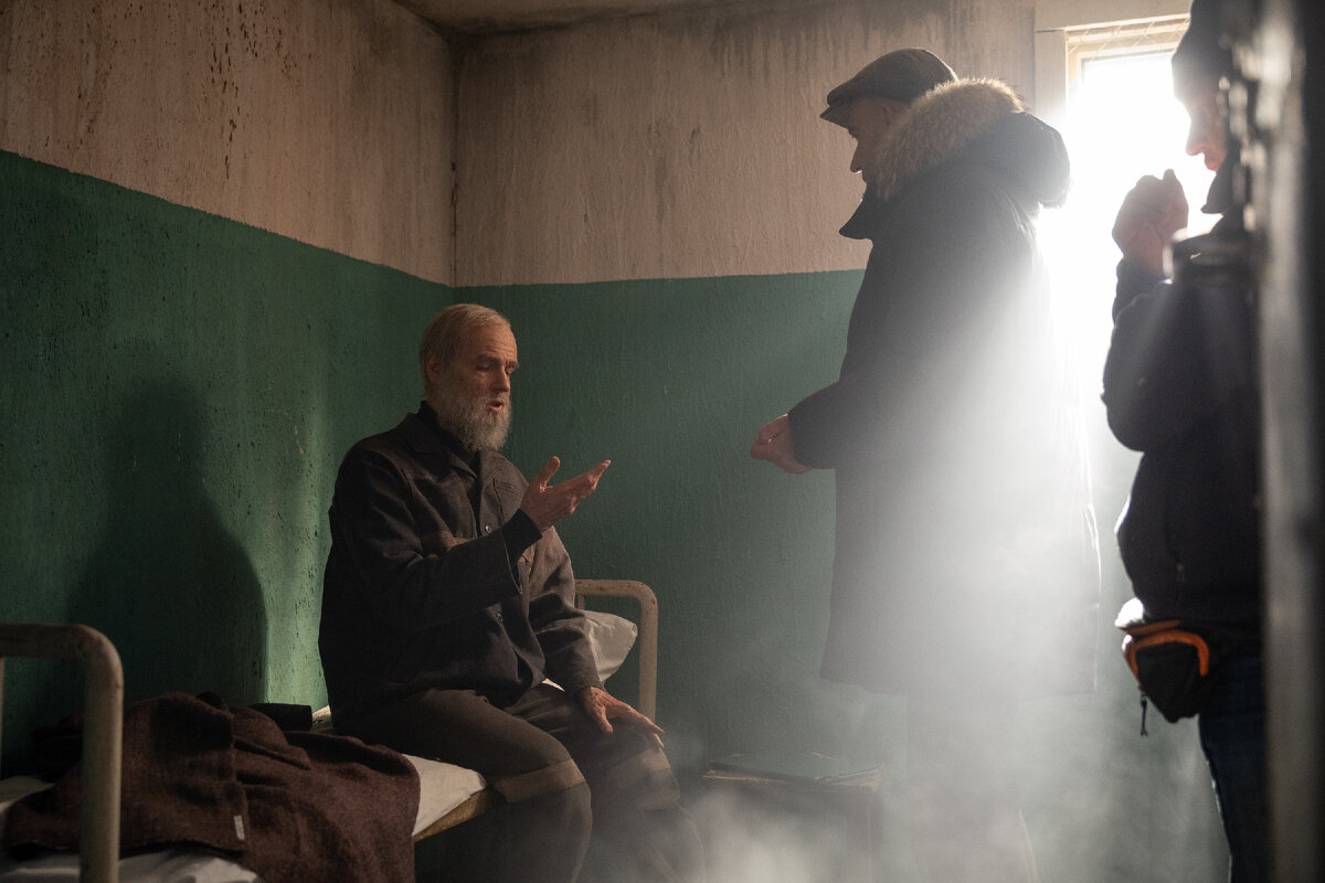 Максим Матвеев и режиссер Евгений Звездаков на съемочной площадке сериала «Мосгаз. Последнее дело Черкасова»