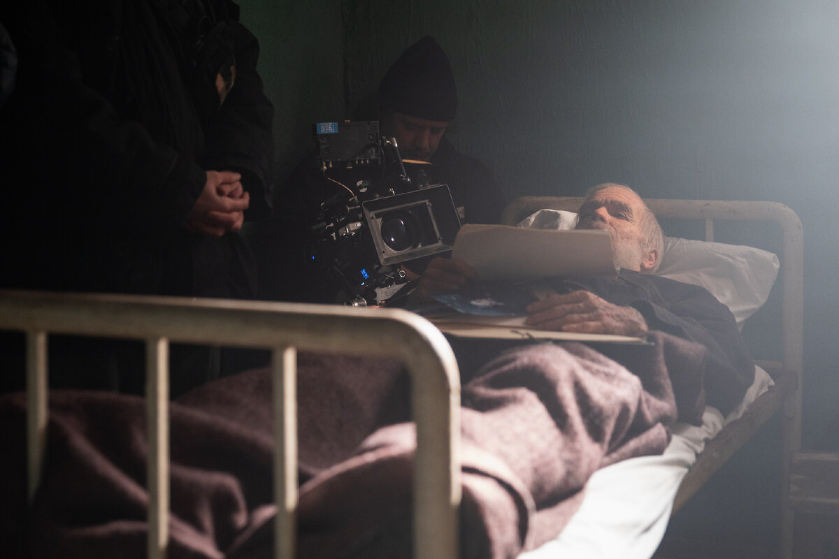 Максим Матвеев в роли маньяка Влада Вихрова, известного как «Мосгаз», на съемочной площадке сериала «Мосгаз. Последнее дело Черкасова»