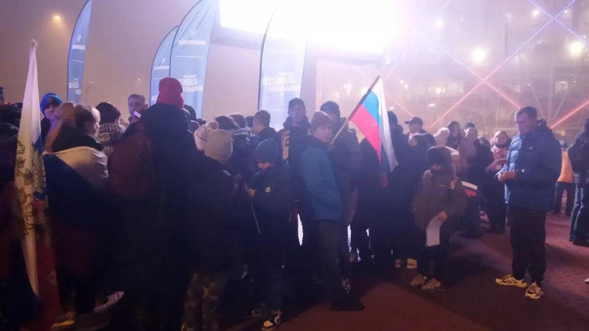     Болельщики решили воспользоваться возможностью, чтобы перед матчем со сборной Кубы взять автографы у известных российских футболистов. Все они выстроились в гигантскую очередь, передают «НовостиВолгограда.ру».