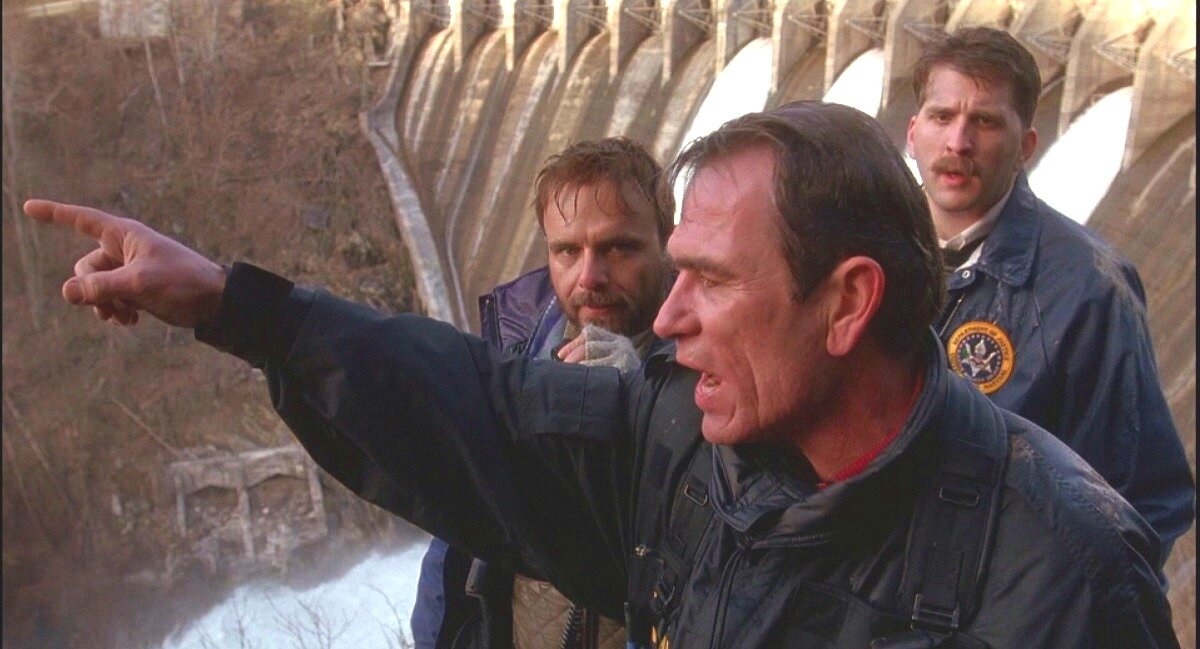 - Блин, да вон же он, наш беглец, вниз по течению плывет!.. А, нет, пардон, обознался. Это всего лишь какой-то дед на лодке с зайцами. 