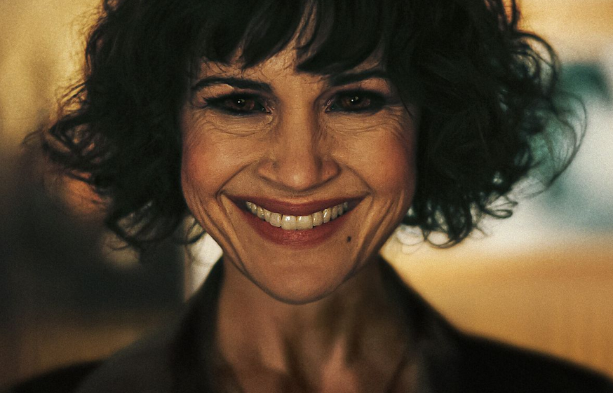 Карла Гуджино в сериале "Падение дома Ашеров"(2023).