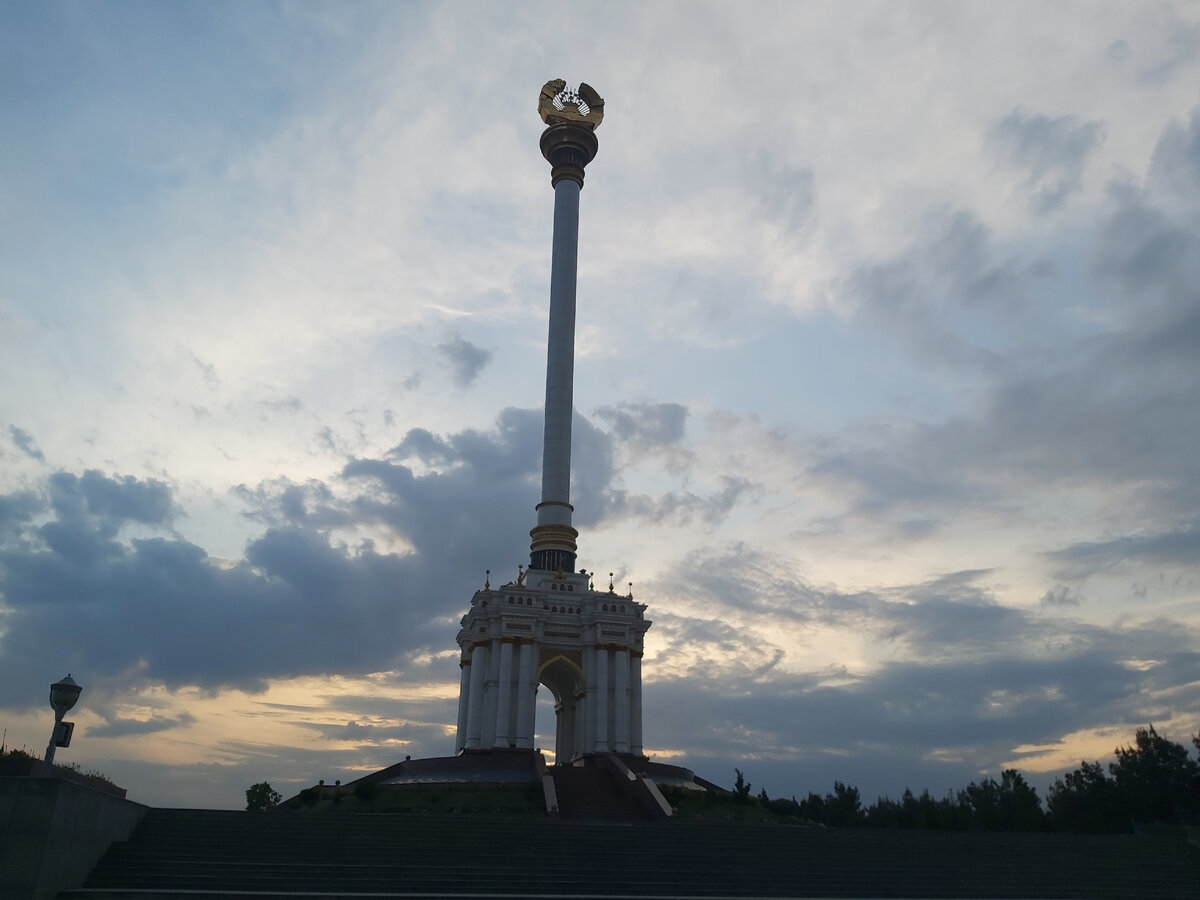 Национальный герб Таджикистана