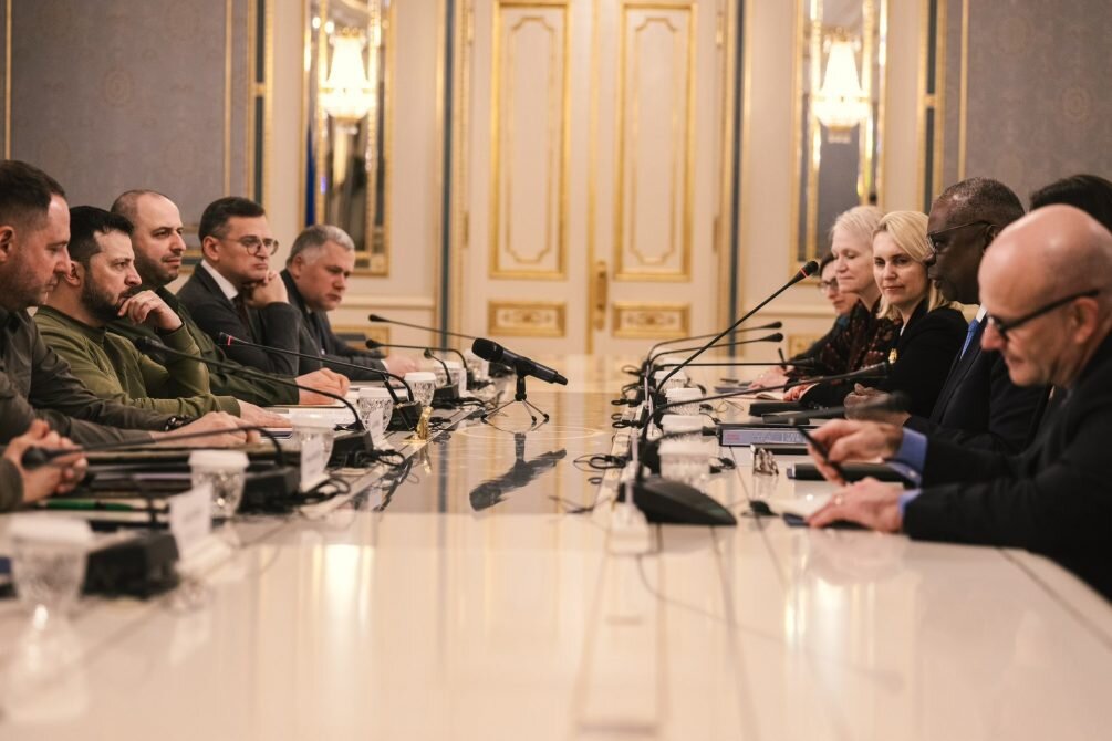    Владимир Зеленский, который с радостной улыбкой встречал Ллойда Остина во время заседания не скрывал недовольства. Фото: страница Пентагона в соцсетях