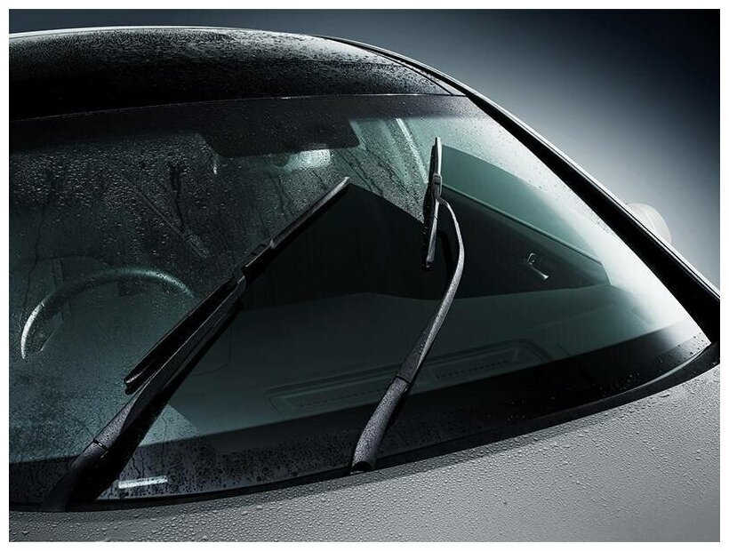 
Как защитить лобовое стекло от запотевания: хитрый способ без дорогой химии
Осенью, когда на улице сыро и температура воздуха часто колеблется от минуса к плюсу, проблема запотевания лобового стекла на автомобилях становится для водителей «номером 1». В ход идут разрекламированные специальные средства и всевозможная химия. Эффективность у них разная, но все они вредные. А, между тем, есть простой и абсолютно безвредный способ, как решить проблему. Для этого вам понадобится только пена для бритья.

«Нанесите немного крема для бритья на чистое полотенце, распределите его по внутренней поверхности стекла, а затем удалите другим полотенцем. Аммиак, содержащийся в креме для бритья, не только отчистит всю грязь, но и испарится, не оставив разводов

А, чтобы на боковых зеркалах не образовывалась наледь, заранее наденьте на стекло пластиковый пакет и уберите его с утра.