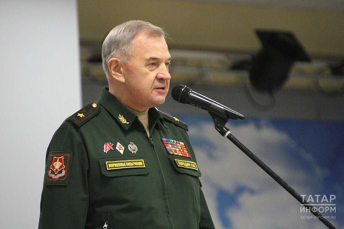 ​Александр Бородин: «Вы увидите Сибирь, Дальний Восток и узнаете, как там живут люди, как проходит служба. Но не забывайте свою малую родину». Фото: © Михаил Захаров / «Татар-информ»