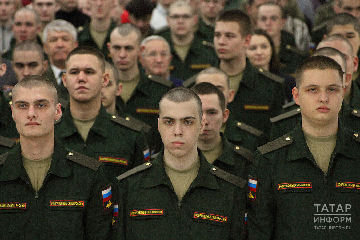 В сборном пункте Военного комиссариата Татарстана торжественно проводили еще одну группу призывников из республики. Фото: © Михаил Захаров / «Татар-информ»