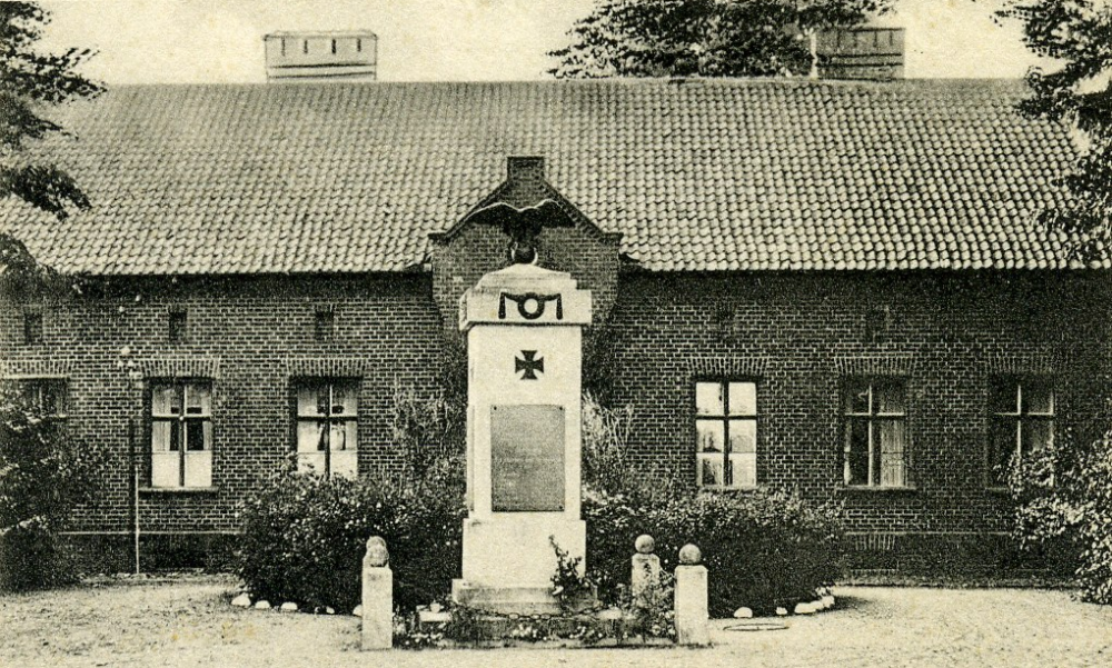 На этом месте стоял дом, в котором с 1747 до 1750 жил Иммануил Кант.