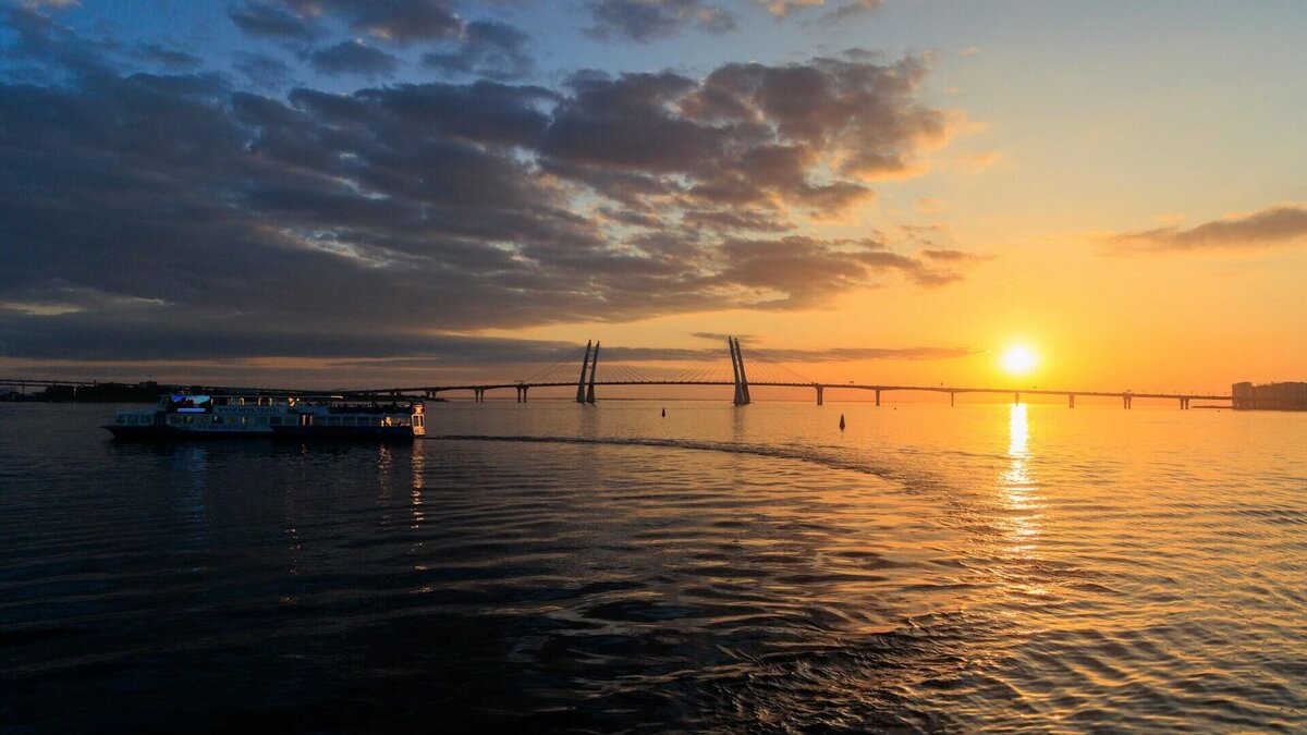    Чем обернется для жителей Санкт-Петербурга дефицит солнечного света?© Unsplash / Alexey Elfimov