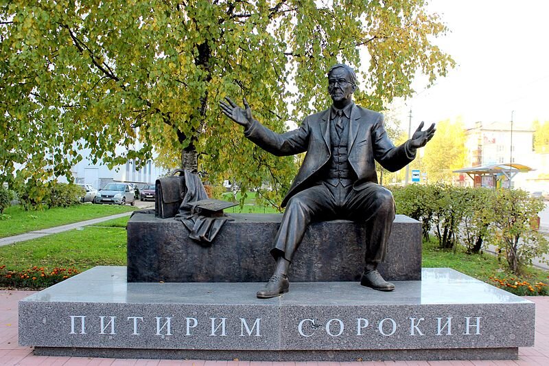 Памятник известному русскому и американскому социологу П.А. Сорокину, установленный на площадке перед Сыктывкарским государственным университетом, который носит его имя. Дата съемки: 2014. Источник: Andrey Shuktomov, CC BY-SA 4.0 <https://creativecommons.org/licenses/by-sa/4.0>, via Wikimedia Commons
