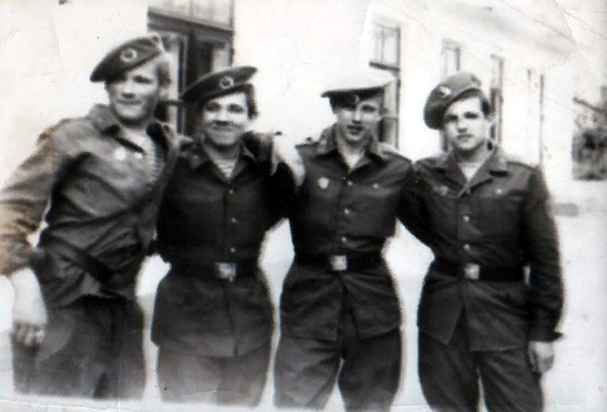 На фото: Дежурная смена телефонного и телеграфного отделений после обеда у столовой, правда, с «потерей». «Шуруп» второй слева, а «потеря» или «рационализатор», после очередной «идеи», отрабатывает наряды на службу в столовой.
============