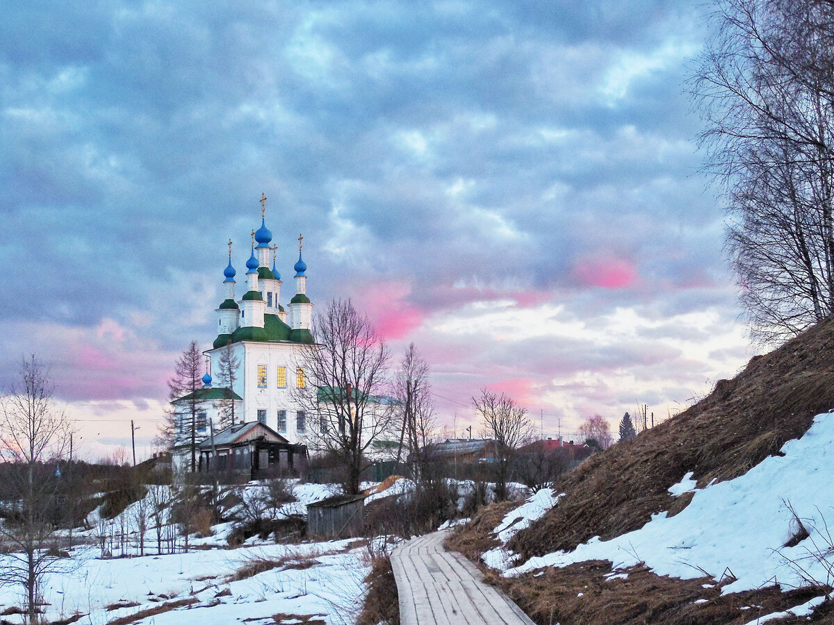 Тотьма. Троицкий храм перед закатом. Фото Наталии ТРОФИМОВОЙ.