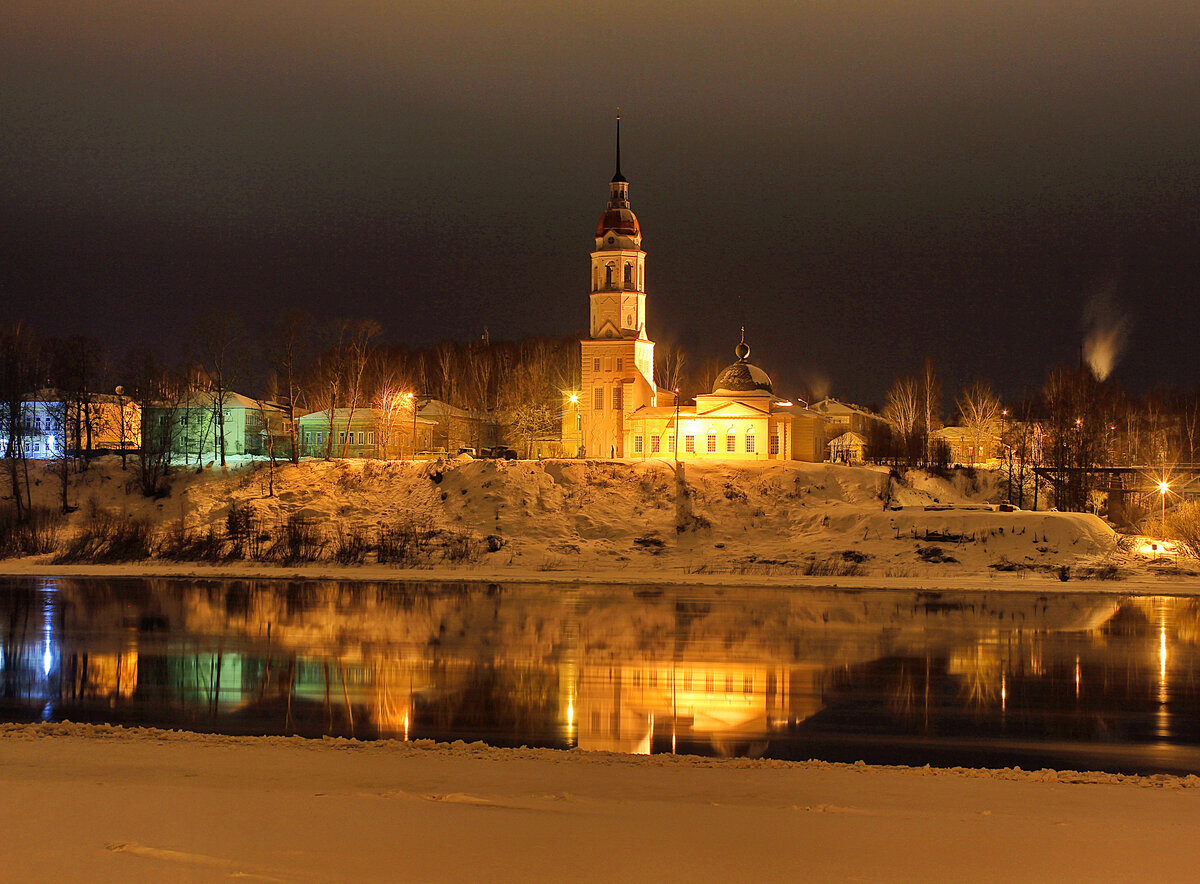 Тотьма. Первый снег. Ночь на Сухоне. Фото Алексея ПАЛЫСАЕВА.