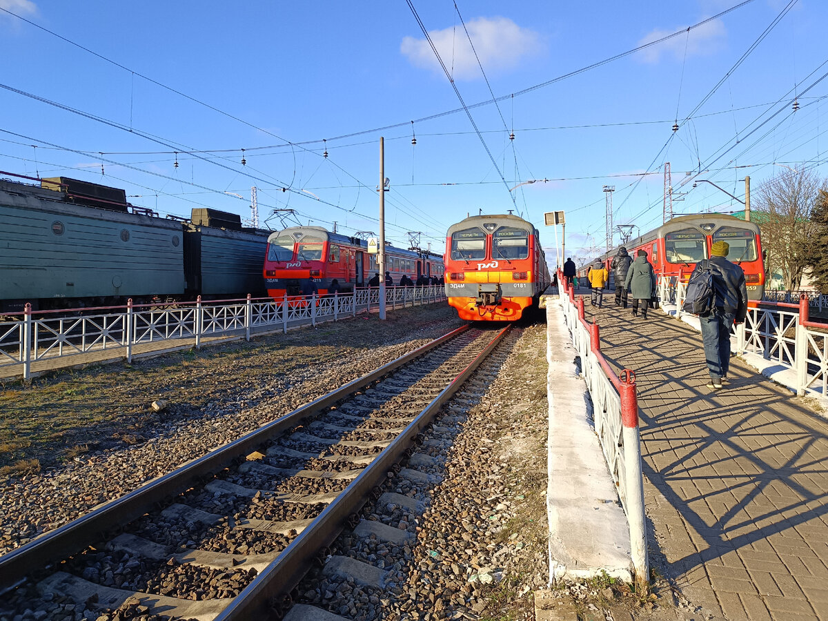 На станции Черусти. Слева электропоезд на Вековку, справа – прибывшие из Москвы в ожидании отправления назад