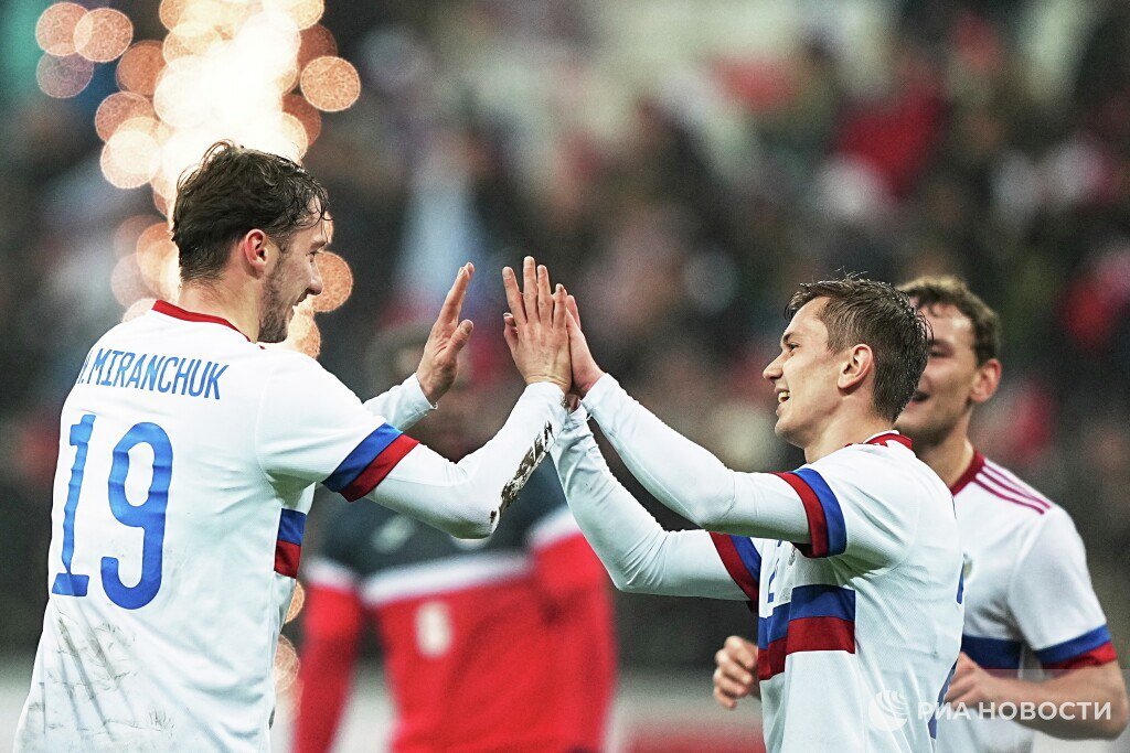 🇷🇺 3:0! Футболисты сборной России громят Кубу к перерыву: забили Обляков, Головин (капитан) и Антон Миранчук.

Голов могло быть и больше. Наши парни ярко играют сегодня в Волгограде, а вот кубинцы в новых бутсах пока не разбегались.

