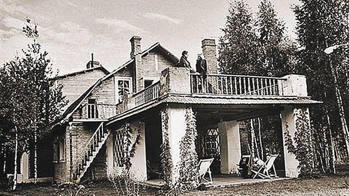 Григорий Александров и Любовь Орлова на даче, 1940-е