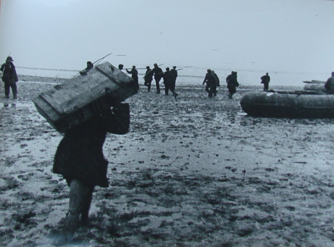 Переправа боеприпасов и продовольствия на крымский плацдарм в ноябре 1943 г. Источник: httpsavatars.dzeninfra.ruget-zen_doc5367045pub_60d3484579e5ef3dd62a67d7_60d40613aa9ed17494119850scale_1200