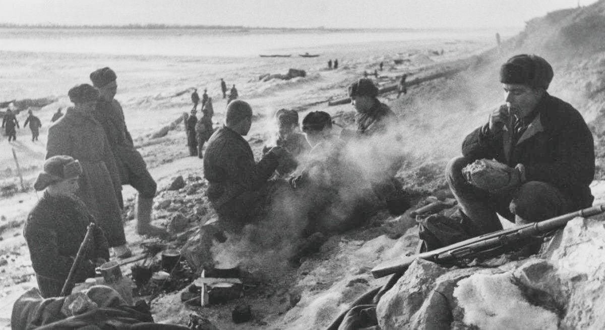 Бои на правом берегу волги. Битва на Волге 1942. Сталинградская битва сражение 1942. Сталинград Волга 1942.
