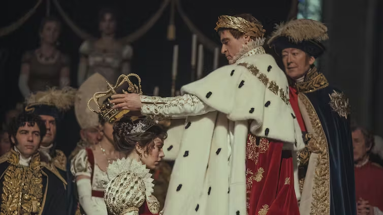 Наполеон коронует Жозефину. Ванесса Кирби и Хоакин Феникс в фильме «Наполеон».