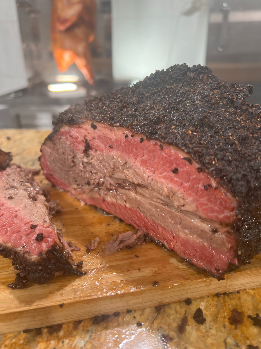 Жилистая говяжья лопатка, после долгого 10-часового томления в термокамере ЕМКОЛБАСКИ при температуре 95...110 град. становится нежной и сочной. В термокамере это сделать не сложно - задал температуру, нажал кнопку ПУСК и само собой все получается.