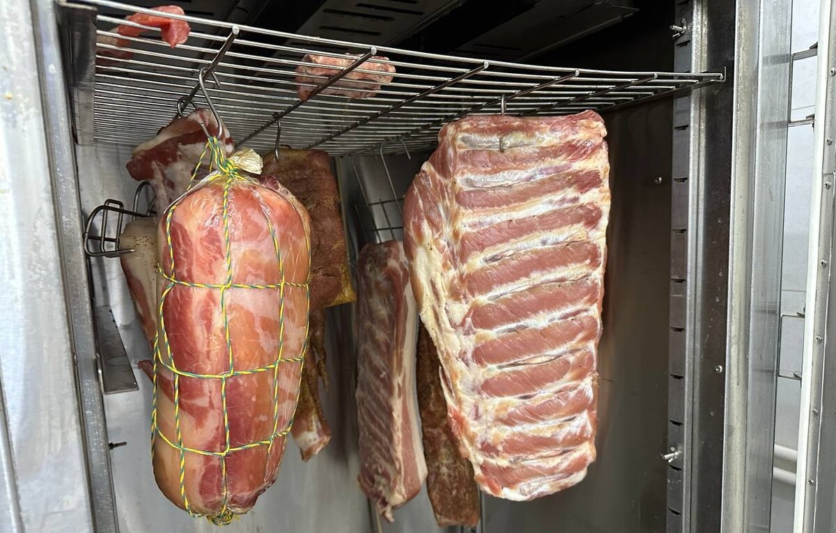 Сырокопченые ребра и панчетта в термокамере ЕМКОЛБАСКИ - на фото середина этапа обсушки. Дым на такую поверхность не подается, ждем полного высыхания поверхности.