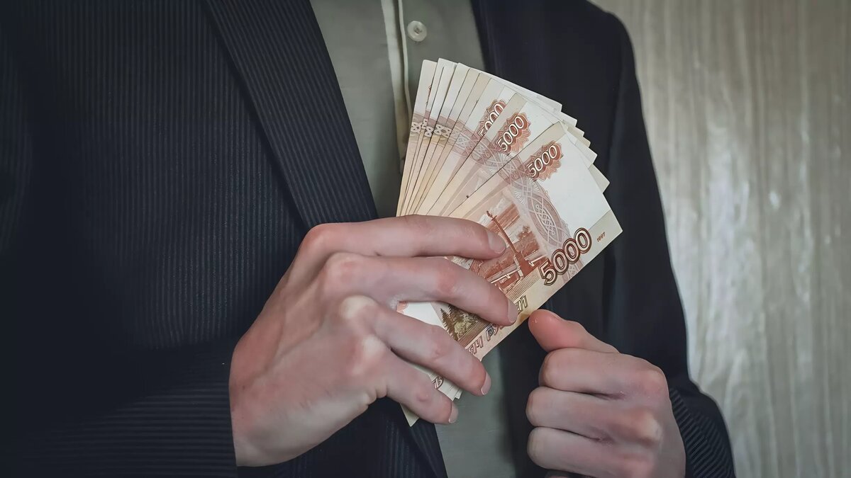     Исследователи назвали самые высокооплачиваемые профессии. Больше всех в стране получают нефтяники, но Югры в списках лидеров нет.