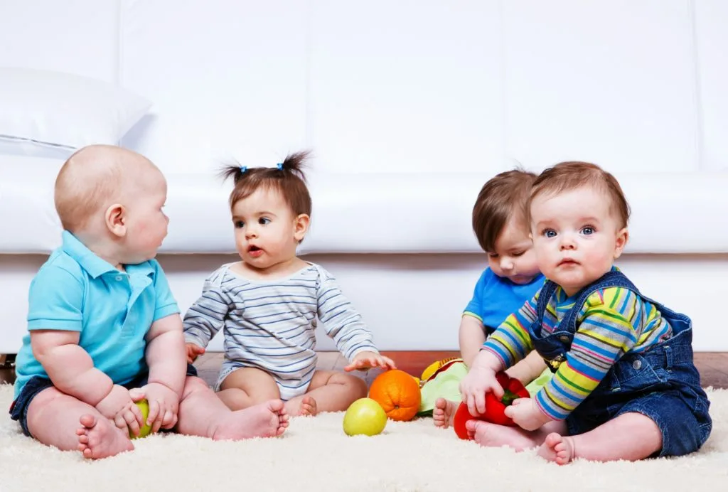Можно ли присаживать младенца? Отвечает детский невролог