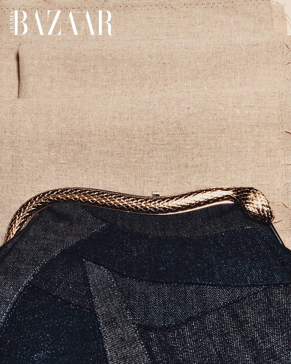 Чехол Serpentine из синего денима с заплатками и застежкой-кнопкой, 15 970 дирхамов, Bulgari