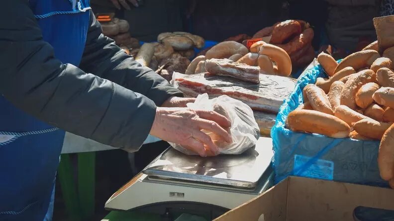     Еще совсем недавно Барабинские «оптовки» были популярным местом закупа, как для тюменцев, так и северян. Сейчас же основные посетители базаров — некрупные компании и пенсионеры, которые собирают выброшенные продукты.