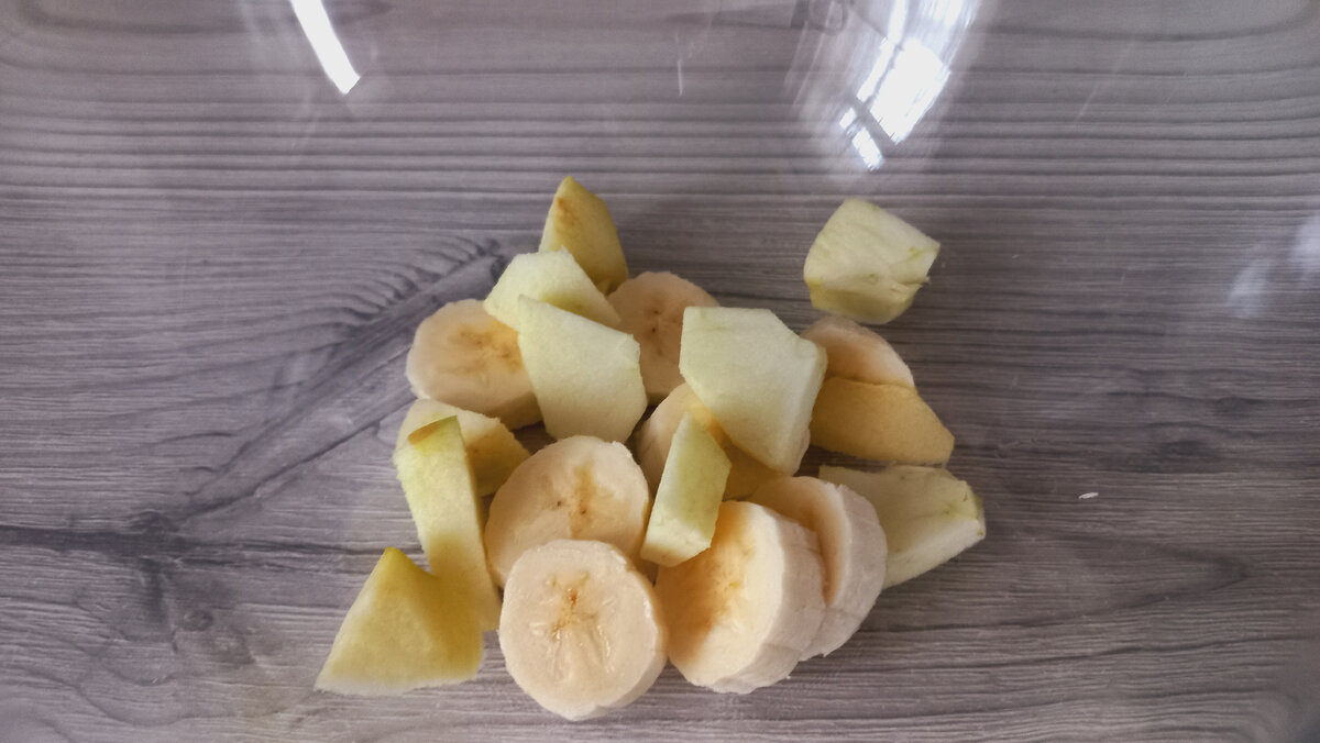 Банан и яблоко кусочками