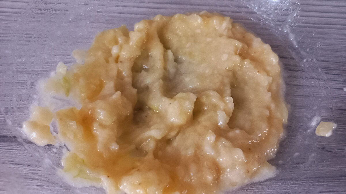 Яблоко и банан размяли вилкой.