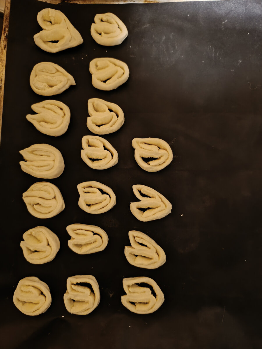 (Я пекла ушки первый раз, поэтому они у меня не шибко симпатичные) 