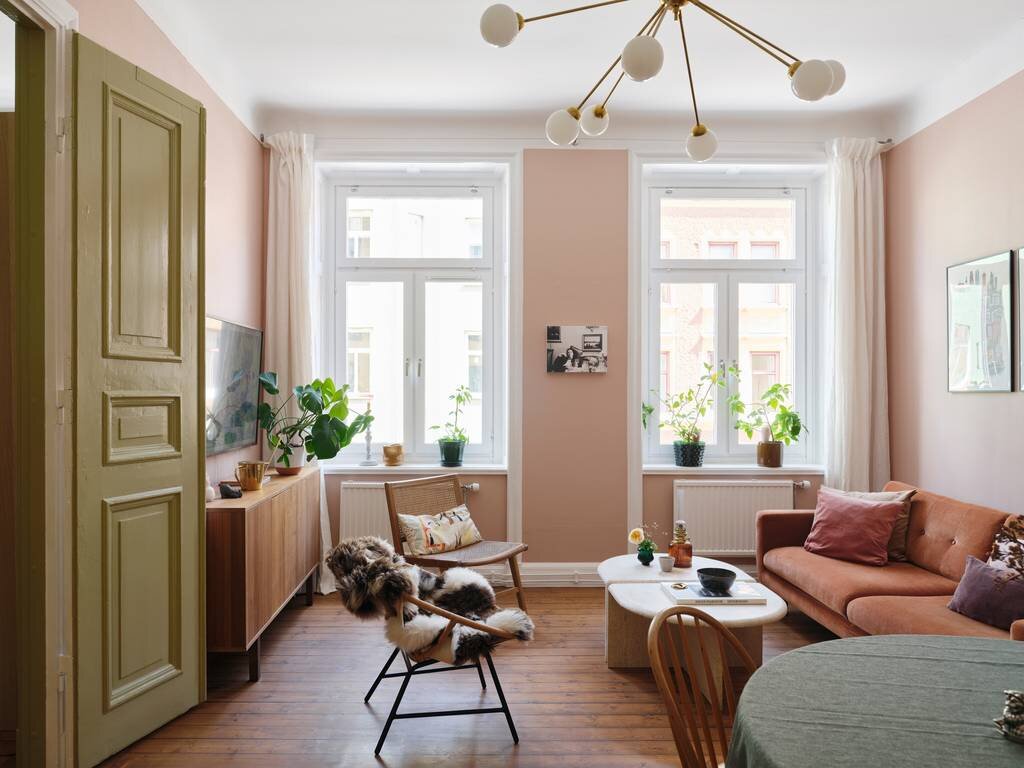 Площадь квартиры — 60 квадратов. Здесь всего две комнаты (гостиная и спальня), зато какие!