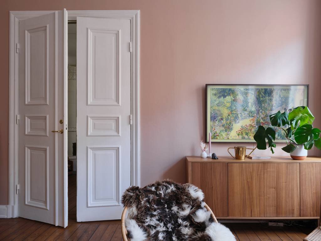 Если дотошно разглядывать фотографии, то можно заметить, что местами обои отходят от стен, а между деревянными досками на полу есть отверстия и сколы