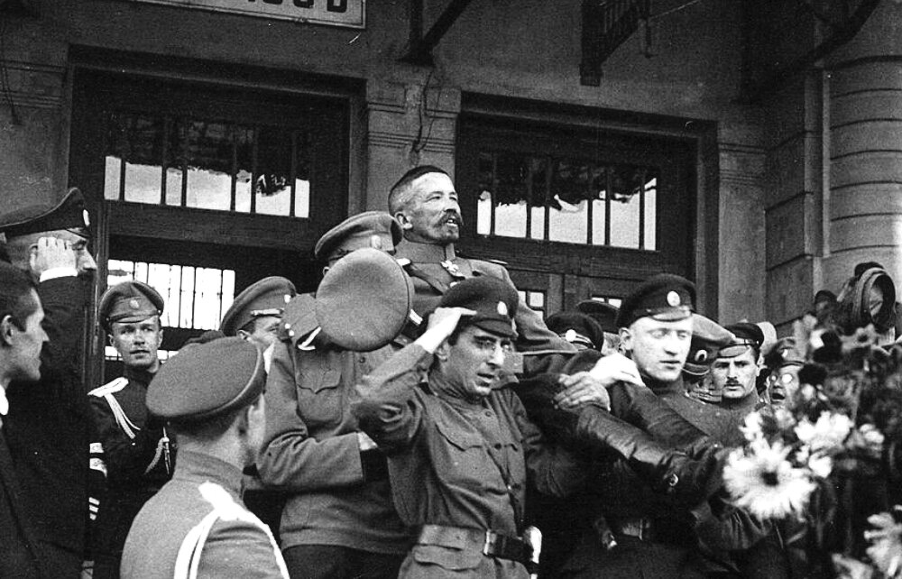 13 августа 1917 г. Верховный главнокомандующий генерал Корнилов прибывает в Москву, чтобы принять участие в Государственном совещании. Красивая сцена.