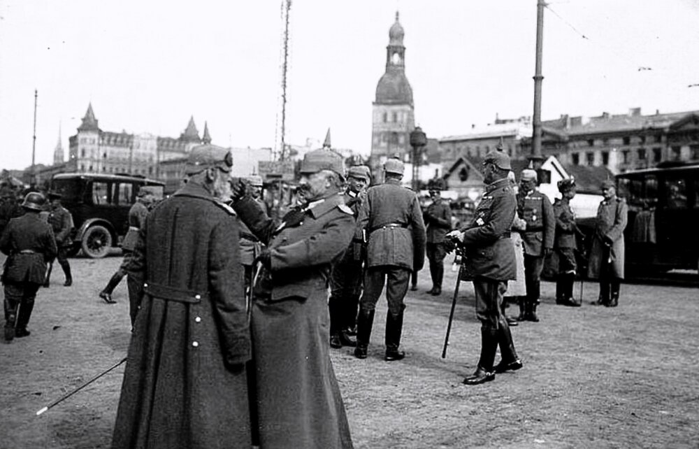 Оккупация немецкими войсками. Германские войска в Риге 1917. Немецкие войска в Риге 1918. Немецкие войска в Риге в 1917. Германская армия Рига 1918.