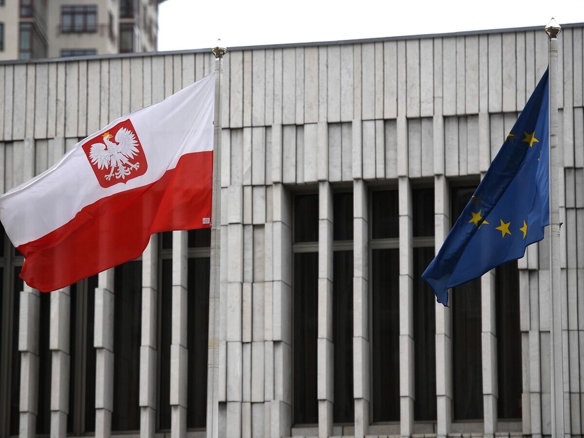    Флаг Польши и Евросоюза на территории посольства Польши в Москве© РИА Новости / Владимир Астапкович
