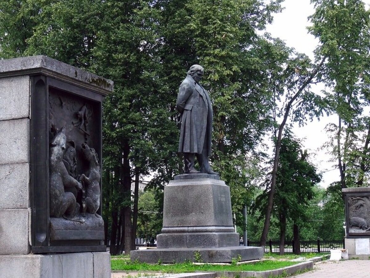 Памятник крылову тверь. Крылов памятник в Твери. Памятник баснописцу Крылову в Твери. Иван Крылов памятник Тверь. Крылов Иван Андреевич памятник в Твери.