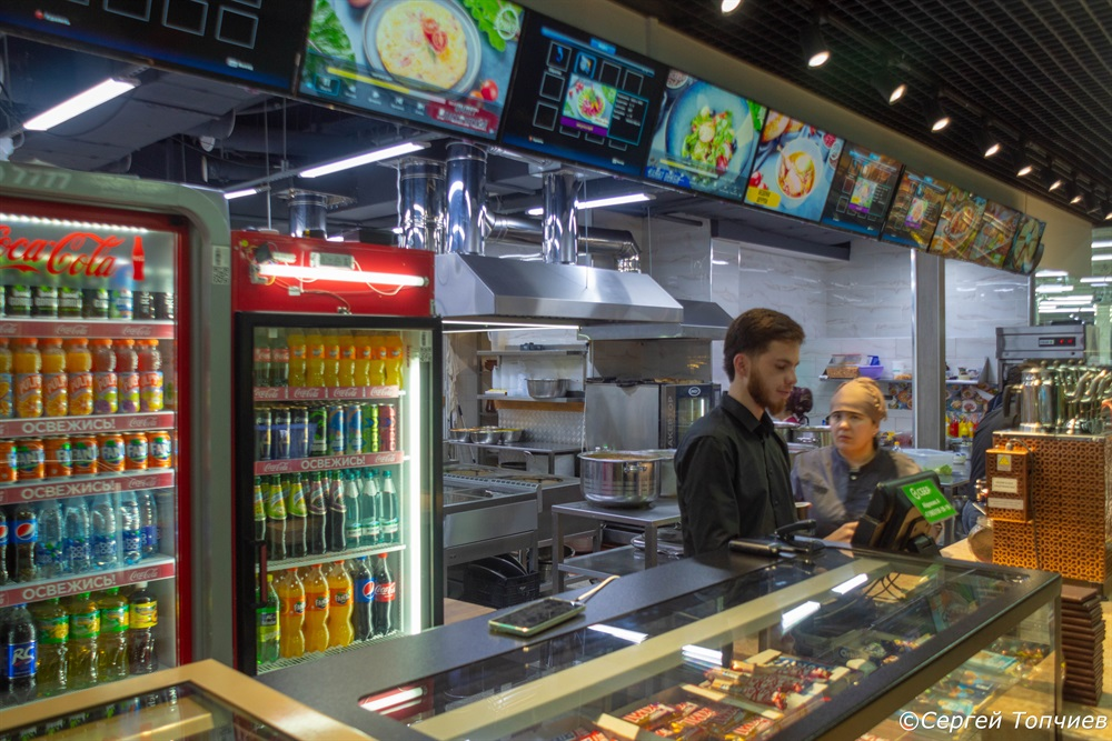 Зал. где на печке готовят еду