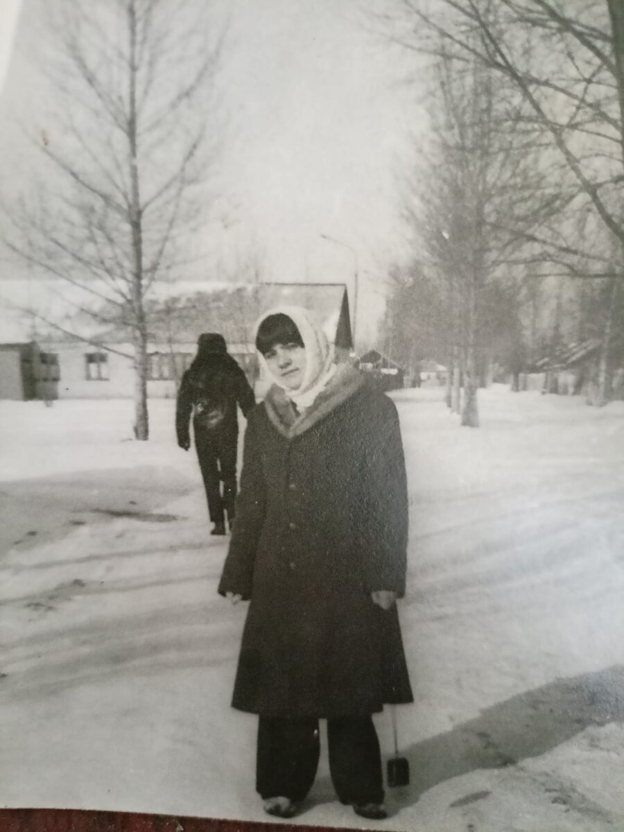 На своей родной улице, недалеко от дома. 18 лет.