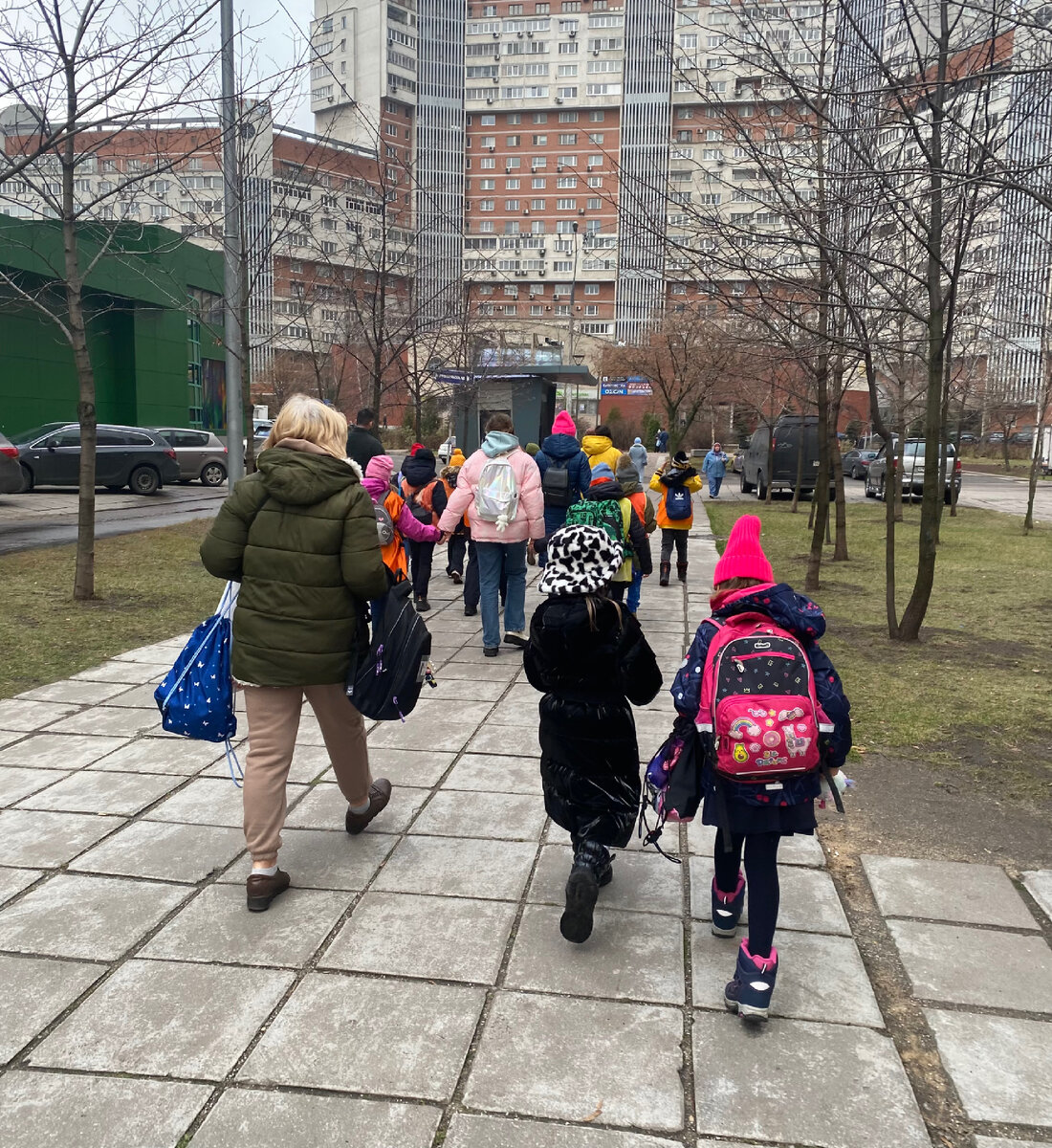 ««Не ходи туда, там школа», — и ты видишь все больше и больше фигурок с ранцами на плечах, которые идут туда же, куда и ты, и все исчезают в какой-то темной пасти. Это закон физики.» (Тонино Бенаквиста ,  книга «Малавита»). 