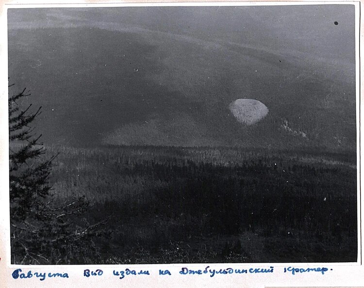 Вид на кратер с соседней сопки в 1949 году. Фото Вадима Колпакова