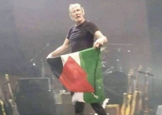 Роджер Уотерс развернул флаг Палестины в Лондоне