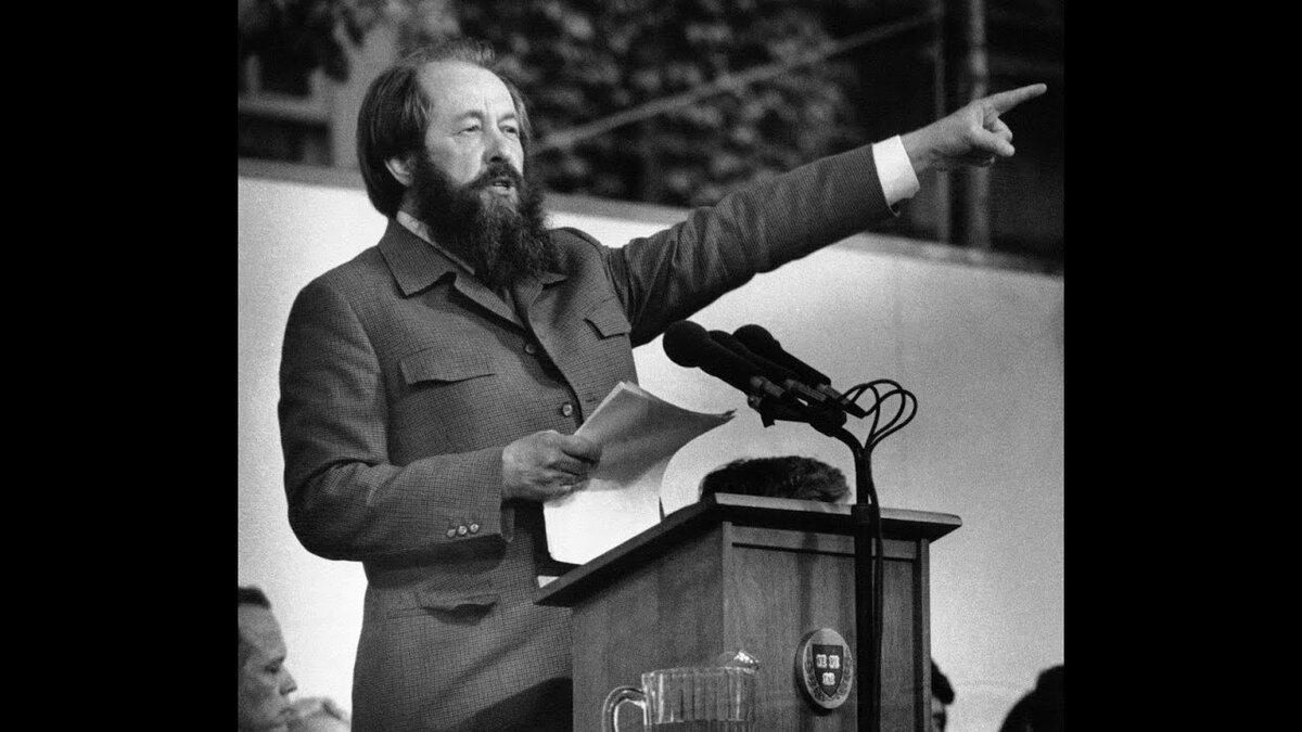 Солженицын с политическими проповедями в США. Фото взято с ресурса Яндекс.Картинки 