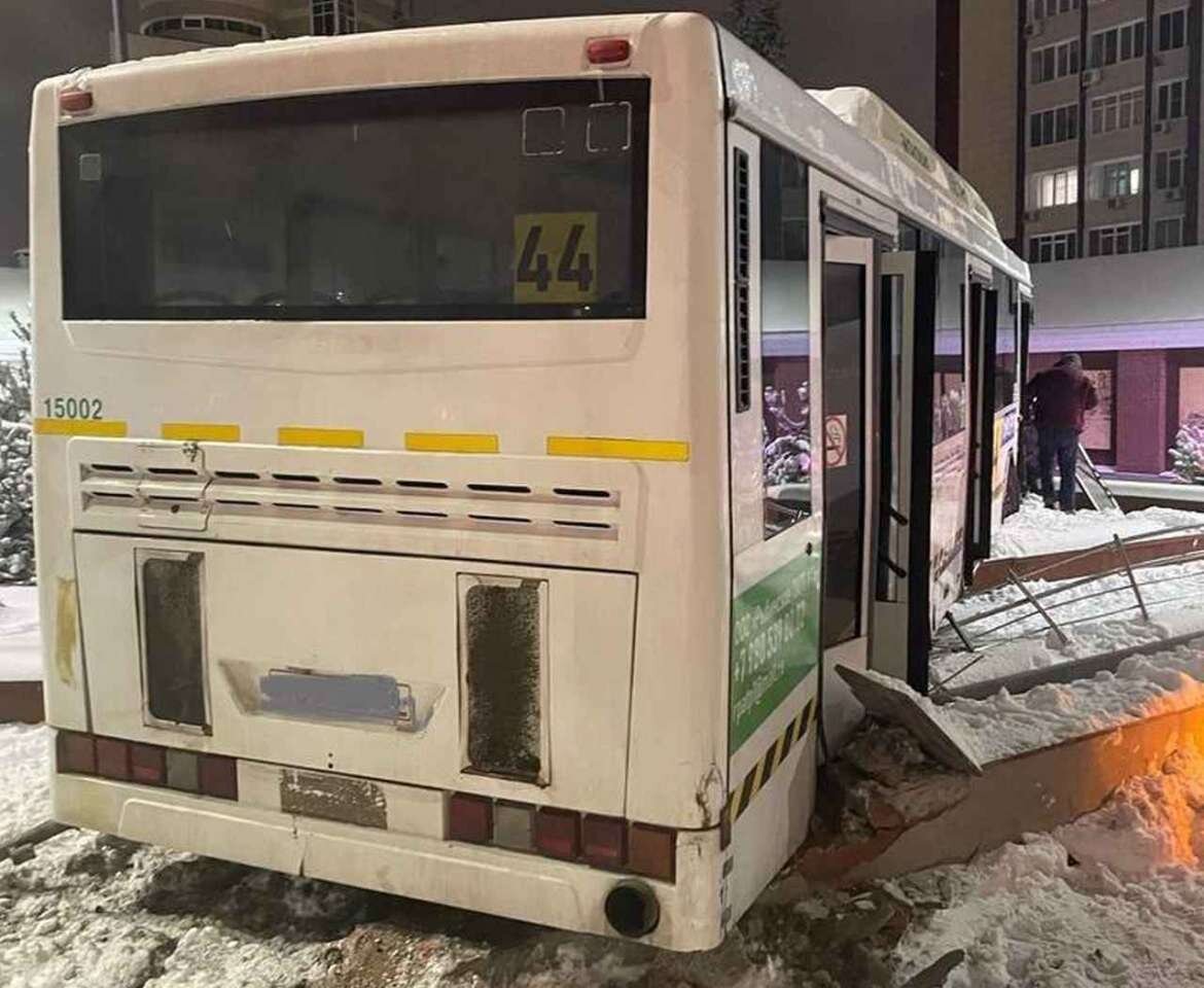 Массовая авария с участием автобуса произошла в Воронеже | Горком36 |  Воронеж | Дзен