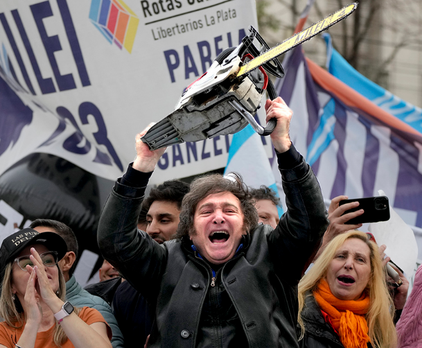 Хавьер Милей с бензопилой, намёк на урезание социальных расходов и ликвидацию центробанка