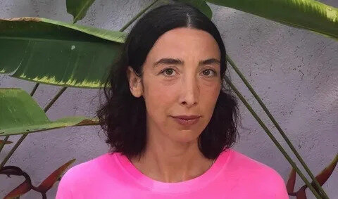 Шахри - внучка Расула Гамзатова, к РФ относится негативно и зло.