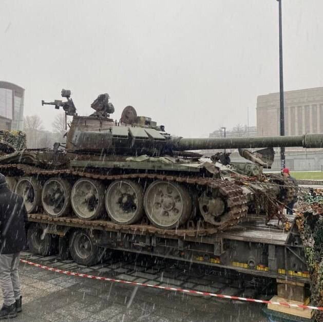 Финские власти организовали поистине удивительное мероприятие, когда привезли на площадь перед парламентом в Хельсинки российский танк в плачевном состоянии.-2