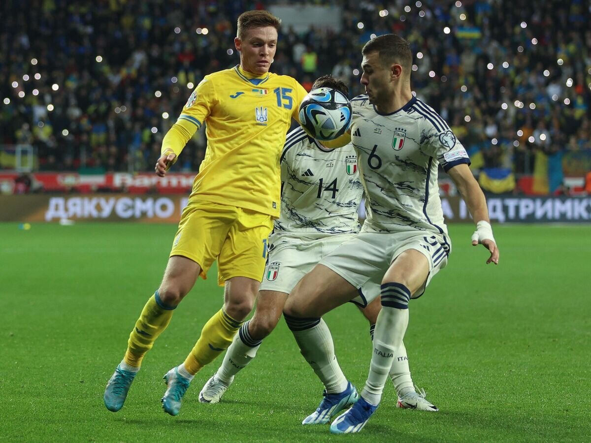    Игровой момент матча Украина - Италия© AFP 2023 / LEON KUEGELER