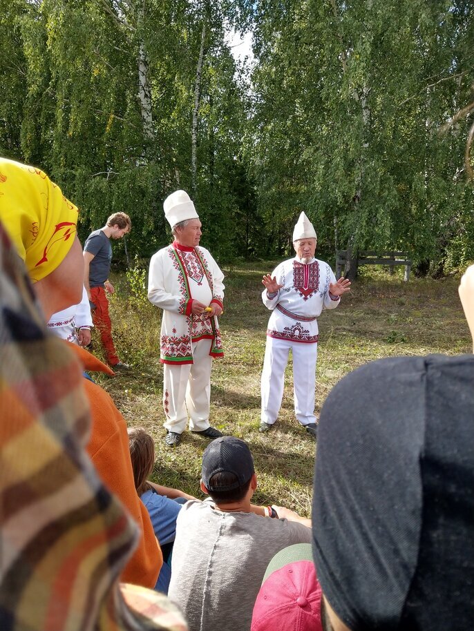 Начало экскурсии в священной роще